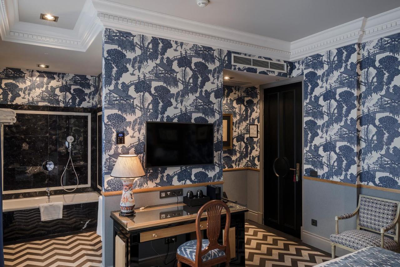 Relais & Chateaux Heritage Hotel Madrid Exteriör bild Wallpaper in a hotel room